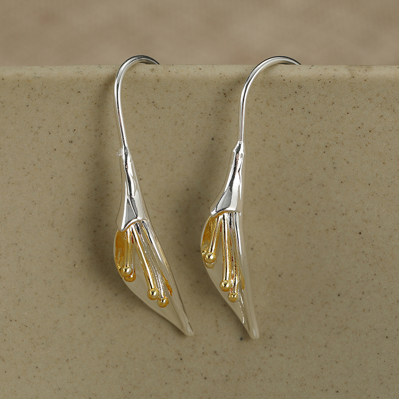 Women's Retro Art Minimalistic Lily Petal Earrings